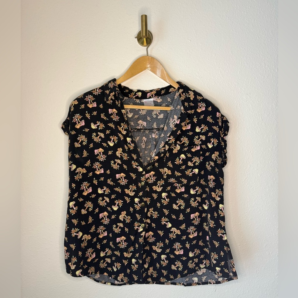 Mushroom Floral Button-Front Blouse – No Boundaries L (Juniors 11/13)